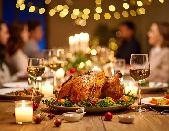Weihnachtsessen - Weingläser und Weihnachtsdekoration auf dem Tisch