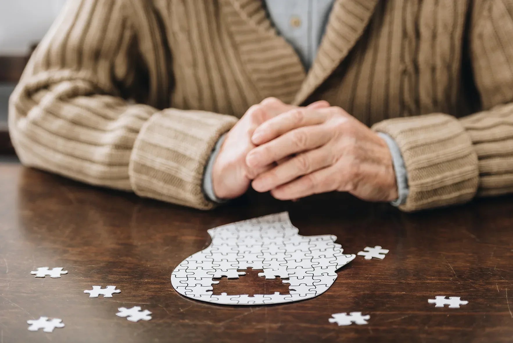 Unvollendetes Puzzle mit Kopfform