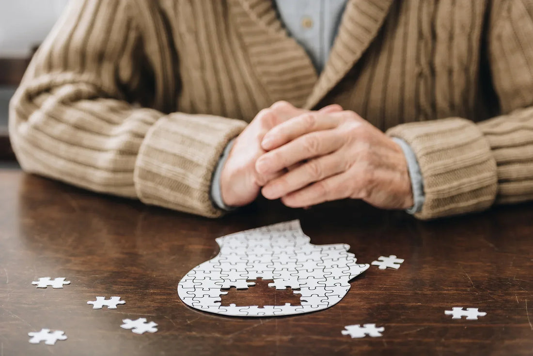 Unvollendetes Puzzle mit Kopfform 