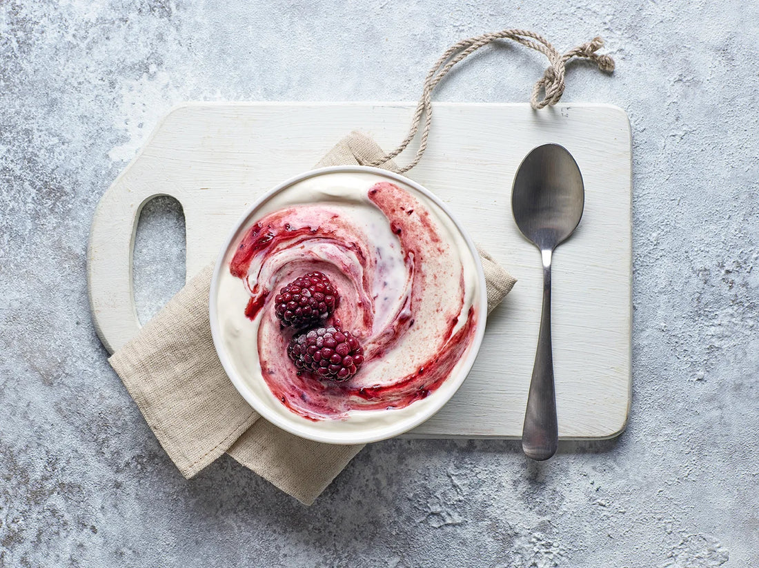 Eiscreme in Becher auf Brett