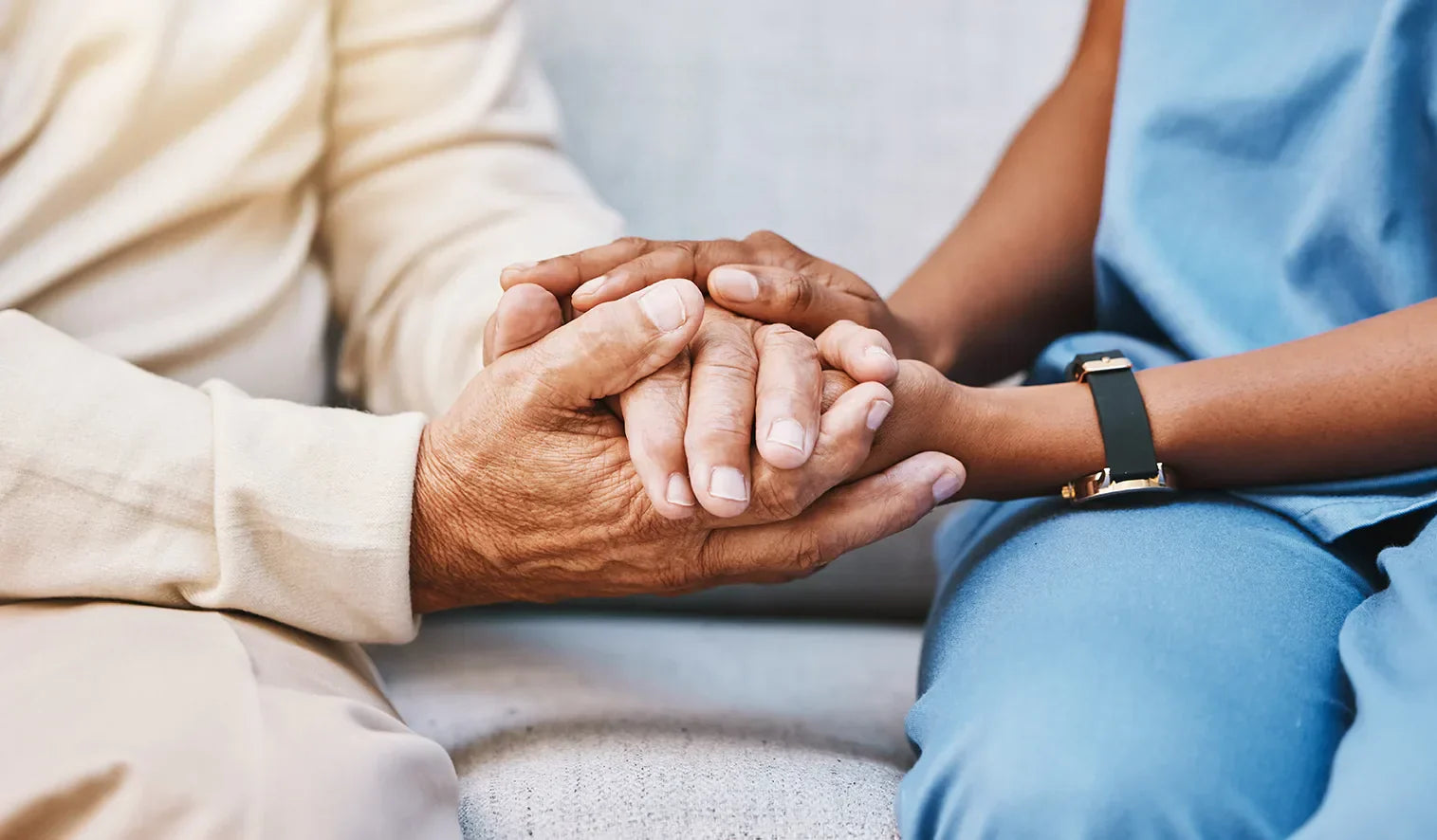 Krankenschwester hält Hand von Patient