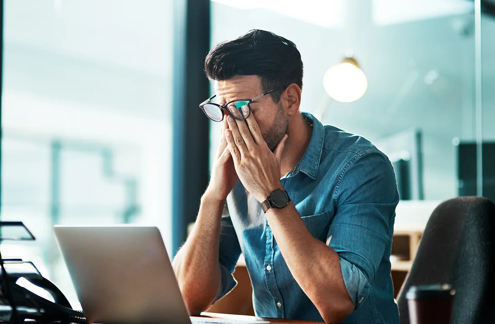 Mann sitzt vor Laptop - ist ersichtlich müde 