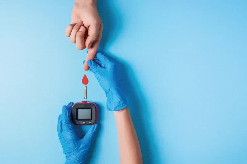 Blutzuckermessung am Finger - zur Kontrolle bei Diabetes